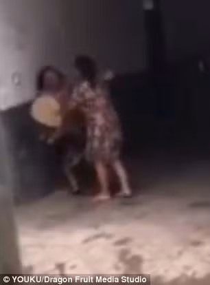 Mẹ chồng và con dâu cự cãi. Ảnh: cắt từ video.