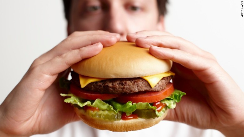 Nam giới nên ngừng ăn chất béo không lành mạnh bởi khi lượng axit béo chuyển vị tăng lên, lượng tinh binh sẽ giảm tương ứng.