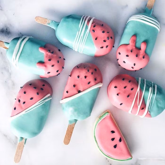 Bánh hình dưa hấu.