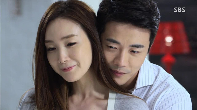 Chồng tôi ngang nhiên sống với cô ta, còn tôi thì bị người đời dè bỉu là hồ li âm mưu, thủ đoạn. (Ảnh minh họa)