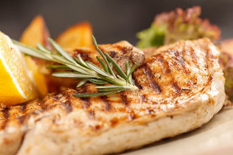 Collagen là loại đạm phổ biến nhất trong cơ thể, chủ yếu là giữ cho da, tóc và móng khỏe mạnh. Một trong những thực phẩm bổ sung collagen tự nhiên cho làn da tươi trẻ là các loại thịt nạc như ức gà, gà tây hoặc thịt lợn...