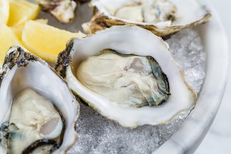 Hàu giàu đồng, khoáng chất đóng vai trò quan trọng trong sản xuất collagen. Do vậy, bạn nên thêm hàu vào bữa ăn hàng ngày để làn da tươi tắn.