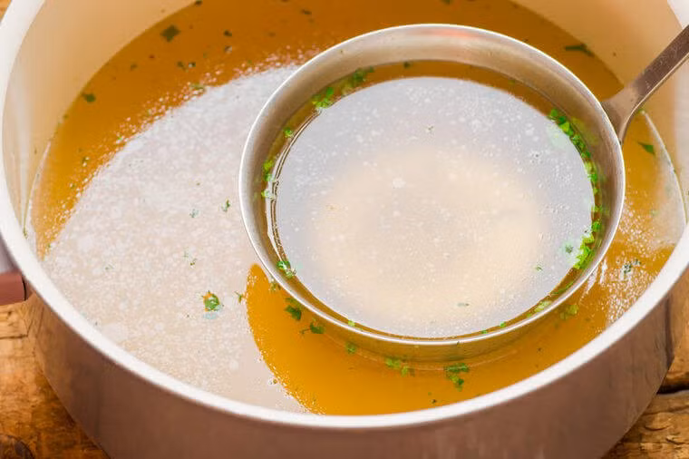 Xương và sụn từ động vật như thịt gà hoặc bò là một chất đồng vị của cả protein và collagen tự nhiên. Do vậy, tích cực ăn nước xương giúp bạn sáng da. Ảnh: Shutterstock.