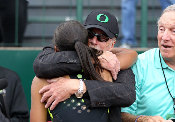 Phil Knight ôm Allyson Felix (nhân viên) sau khi cô giành chiến thắng trong trận Chung kết 200m trượt của nữ giới tại trường Hayward ngày 30/6/2012.