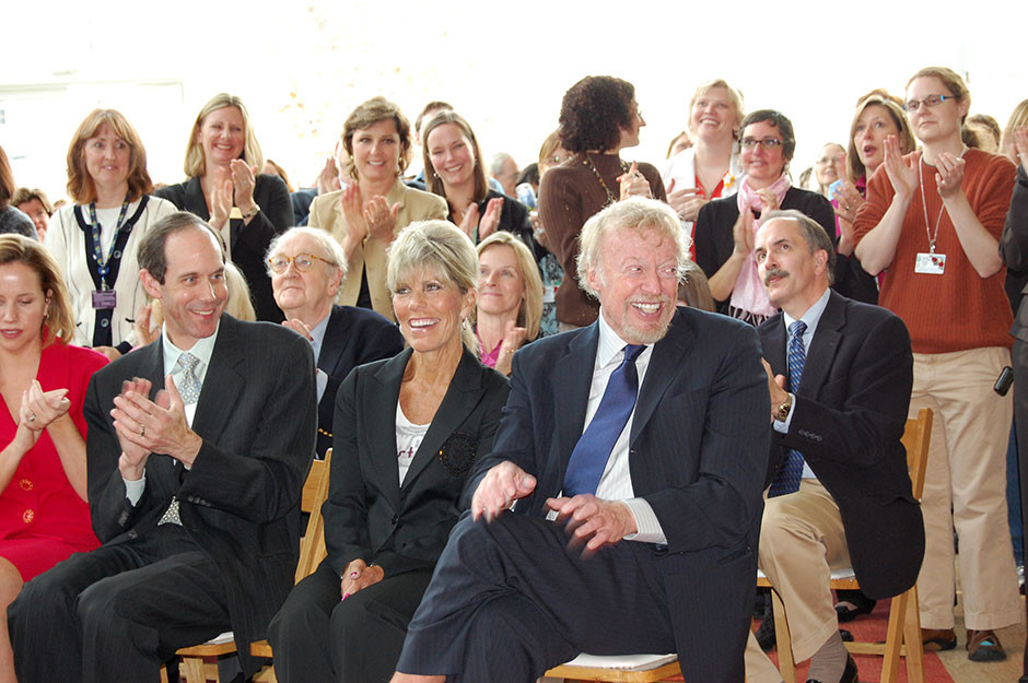 Người vợ (trái) luôn sát cánh cùng Knight.