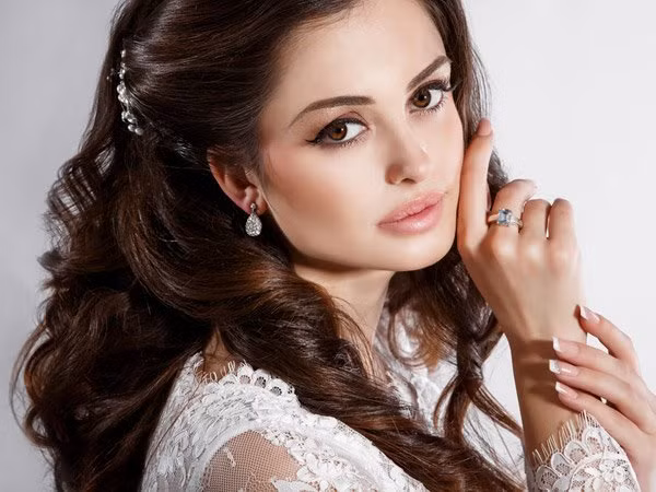 Tiêu thụ gelatin sẽ cải thiện sức khoẻ của da và trẻ hóa tế bào. Axit amin trong gelatin xây dựng lại collagen trong cả cơ thể, giúp làn da mịn màng, móng chắc khỏe. Ảnh: Boldsky.