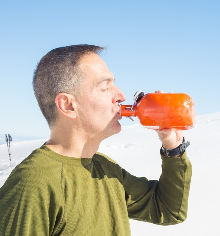 Ngoài ra, bạn nên uống nhiều nước để bổ sung dịch lỏng cho cơ thể, góp phần đẩy acid uric ra khỏi hệ tuần hoàn nhanh hơn.