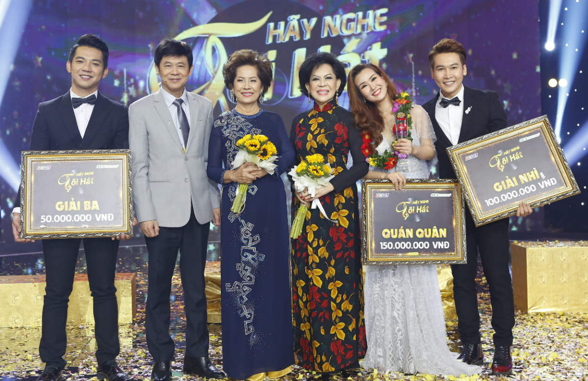 Nữ ca sĩ chụp ảnh cùng giám khảo và đồng nghiệp sau đăng quang.