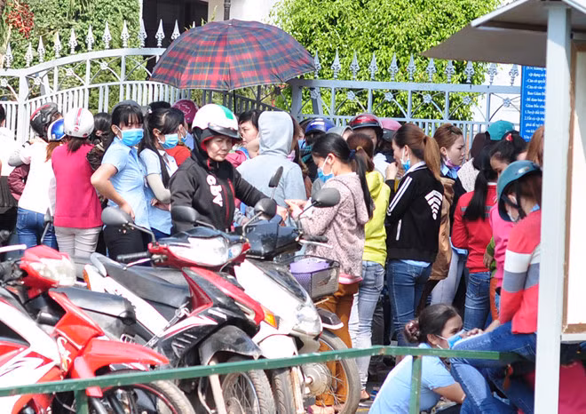 Công nhân tụ tập trước cổng Công ty Texwell Vina ngày 9/2 để đòi quyền lợi. Ảnh: Ngọc An.