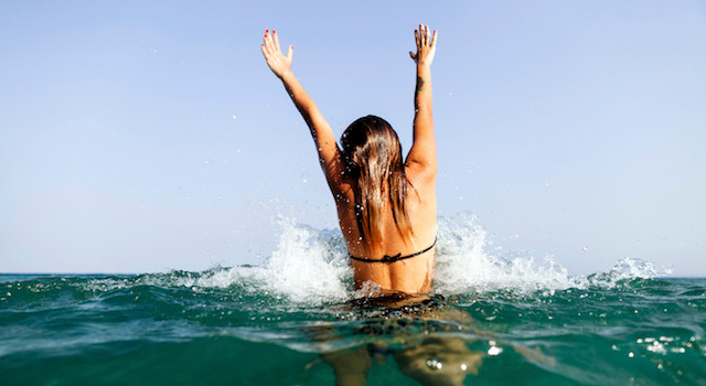 Bơi trong hơn 20 phút: Bạn sẽ bắt đầu đốt thêm calo sau 20 phút bơi. Như vậy, ngay cả việc tắm biển cũng có tác dụng giảm cân hiệu quả.