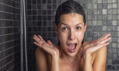 Tắm nước nóng cũng là thói quen xấu hại da vì chúng có thể khiến lỗ chân lông mở ra lâu hơn và thậm chí làm tăng tốc độ lão hóa da.