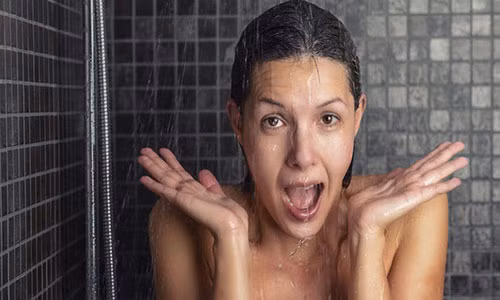 Tắm nước nóng cũng là thói quen xấu hại da vì chúng có thể khiến lỗ chân lông mở ra lâu hơn và thậm chí làm tăng tốc độ lão hóa da.