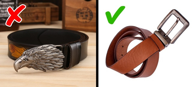 Những chiếc mặt thắt lưng trang trí rườm rà chỉ khiến bạn trông kém sang và mất điểm. Tốt nhất bạn nên chọn thắt lưng mặt kiểu đơn giản.