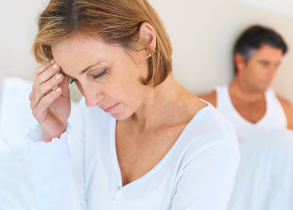 Thay đổi ham muốn "yêu": Theo Mayo Clinic, một số phụ nữ thời kỳ tiền mãn kinh thường bị giảm ham muốn “chuyện ấy”, trong khi số khác có thể không thay đổi hoặc thậm chí là tăng cường nhu cầu “yêu”.