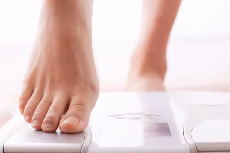 Tăng cân: Hầu hết phụ nữ tiền mãn kinh thường tăng cân ở vùng bụng và một số bộ phận khác của cơ thể.