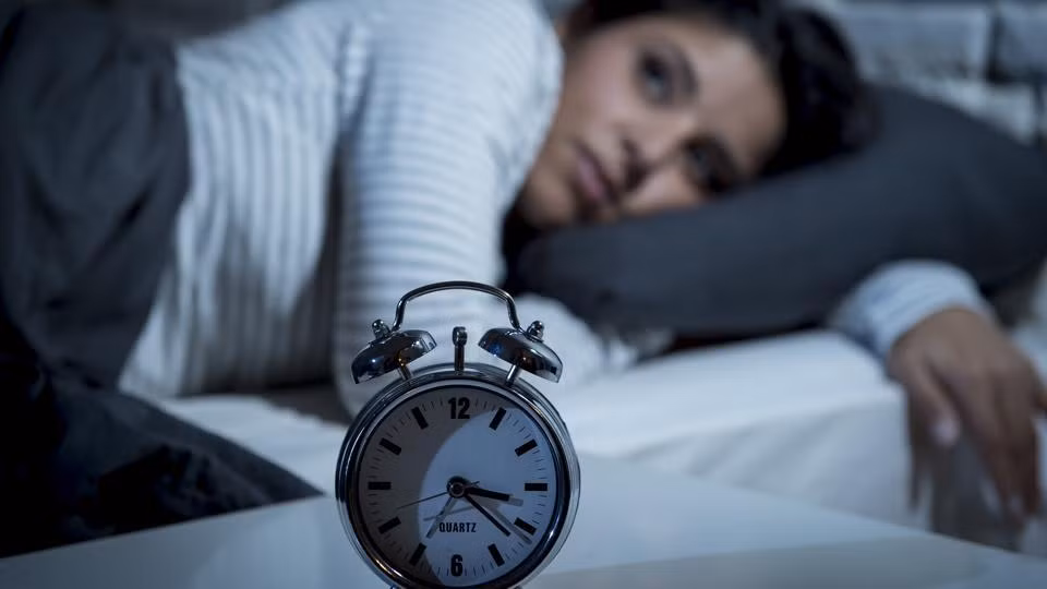 Ngủ kém: Những cơn nóng nực và đổ mồ hôi ban đêm có thể ảnh hưởng tiêu cực đến chất lượng giấc ngủ trong giai đoạn tiền mãn kinh và mãn kinh.