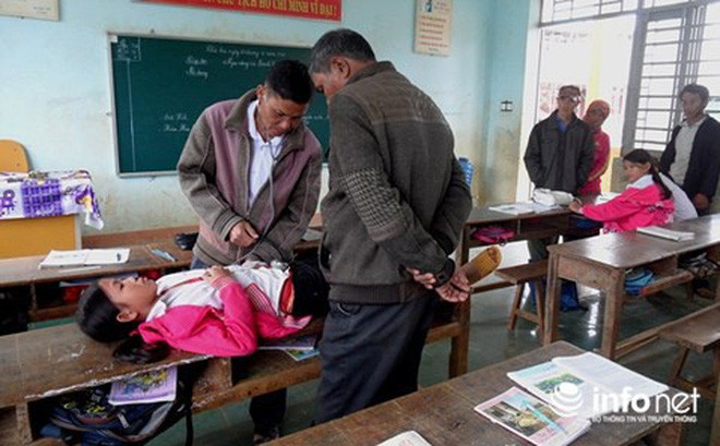 Đến ngày 11/12/2017, một nữ học sinh tại điểm trường Ea Uôl thuộc Trường Tiểu học Cư Pui II, xã Cư Pui, huyện Krông Bông cũng được phát hiện bỗng đứng dậy la hét, hất tung sách vở và các dụng cụ học tập rồi chửi mắng mọi người, liên tục đòi lên đồi, xuống suối. Ngày 18/12, có tất cả 6 em học sinh nữ, từ 10-13 tuổi tại hai điểm trường Ea Lang và Ea Uôl bị “lây” các triệu chứng như trên. Mỗi lần phát bệnh của các em thường kéo dài từ 15 phút đến một giờ. Sau đó, các em trở lại bình thường như chưa có chuyện gì xảy ra. 