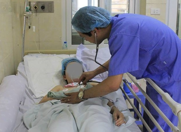 Tháng 4 vừa qua, các bác sĩ Bệnh viện E (Hà Nội) cứu sống bệnh nhân P.T.T (25 tuổi, ở Cổ Nhuế, Bắc Từ Liêm, Hà Nội) mắc bệnh lạ. T bị liên tục đau đầu từ vài tháng trước nhưng uống thuốc giảm đau không đỡ. Qua thăm khám, bác sĩ kết luận bệnh nhân bị dị dạng động tĩnh mạch vùng cầu não (sàn não thất IV) có chảy máu não thất. Đây là dị dạng mạch máu bẩm sinh nguy hiểm nhất.