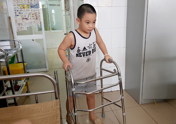 Tháng 10/2017, BS Dương Văn Tâm, Trưởng khoa điều trị Liệt vận động và Ngôn ngữ trẻ em, BV Châm cứu TƯ cho biết, đang điều trị cho bệnh nhi Nguyễn Thanh Bình (8 tuổi, Đông Anh, Hà Nội) mắc căn bệnh rất hiếm gặp, hễ ngóc đầu là bất tỉnh. Chị Nguyễn Thị Lý - mẹ bệnh nhi cho biết, sau buổi tan học ngày 6/8, cháu Bình kêu đau đầu dữ dội. Chị liền cho con uống paracetamol giảm đau nhưng sau 1 tiếng vẫn không đỡ. Ngay lập tức, gia đình đưa con sang BV 108 để khám. BS kê đơn thuốc 5 ngày về uống. 