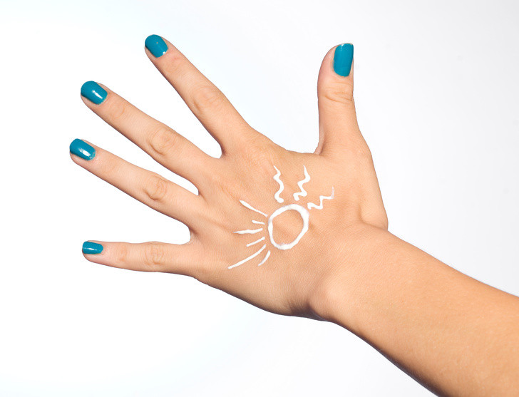 Để tránh da bị cháy nắng ngày hè, hãy mặc áo chống nắng và đội mũ khi ra ngoài. Bôi kem chống nắng mỗi 2 giờ. Ảnh: BS. 