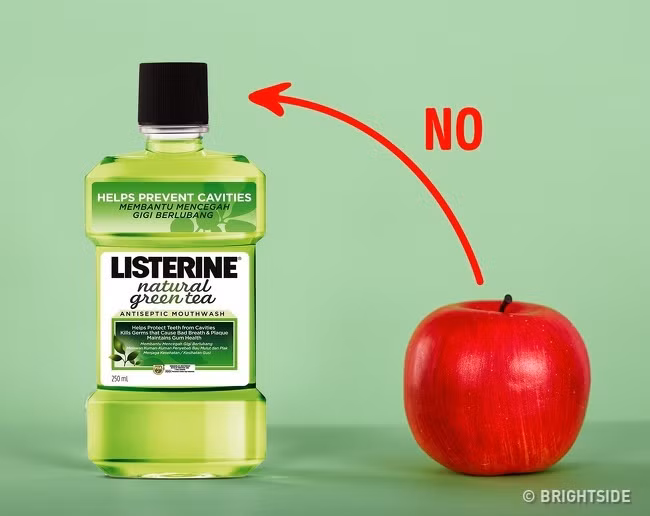 Đánh răng ít hơn: Thói quen đánh răng quá thường xuyên và sử dụng nước súc miệng có thể gây hại cho men răng. Điều này đặc biệt đúng nếu bạn muốn đánh răng ngay sau bữa ăn vì nhiều sản phẩm làm cho men mềm hơn, khiến răng dễ bị tổn thương hơn.