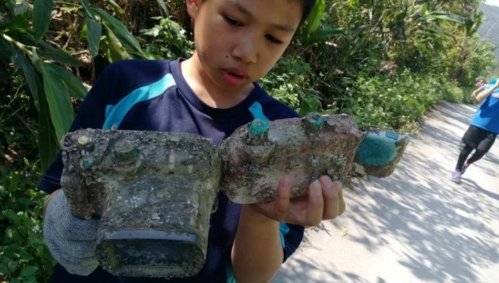 Sau khi kiểm tra dữ liệu bên trong, giáo viên Park Lee phát hiện thấy hình ảnh về một người phụ nữ đang đi du lịch tại Nhật Bản. Bức ảnh gần nhất chụp được vào ngày 7/9/2015, tức cách đây hơn 2 năm.