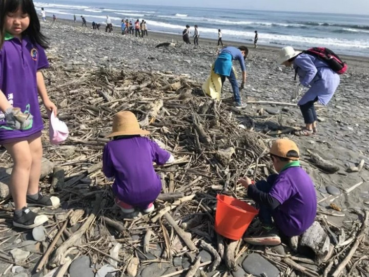 Rất may, đây thực chất là lớp vỏ chống nước của camera và chiếc Canon G12 bên trong vẫn lành lặn, hoạt động ổn định. Máy thậm chí có thể bật ngay lúc tìm thấy.