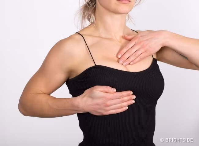 Sự thay đổi kích cỡ của bộ ngực là một trong những dấu hiệu nghiêm trọng nhất của các vấn đề trong cơ thể, bao gồm cả mất cân bằng hormone. Ảnh: BS.