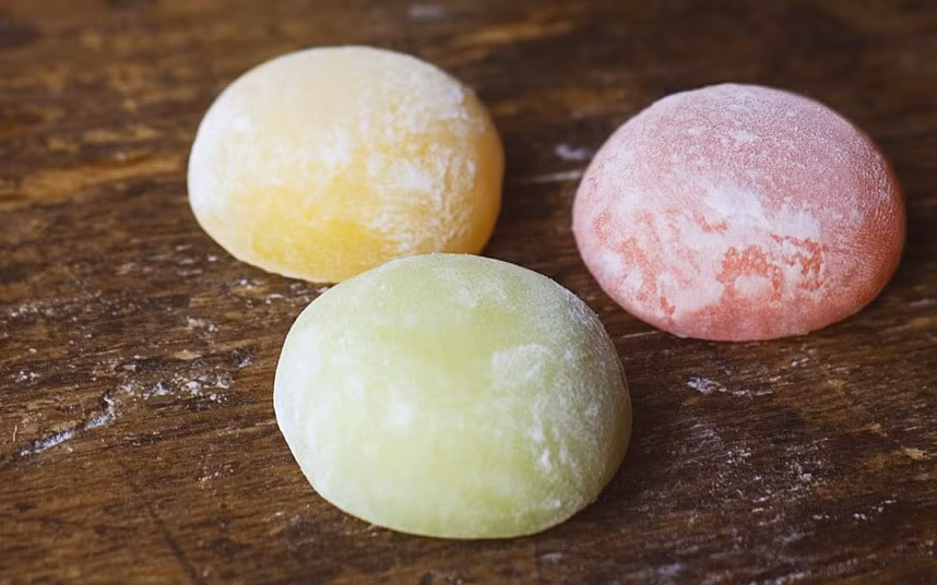 Ngoài ra, còn một cách sơ cứu khác là dùng đầu hút của máy hút bụi đưa vào miệng người nghẹn để hút bánh từ cổ họng họ ra. Nguồn ảnh: Internet.