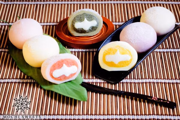 Ngoài ra, 4 năm gần đây, năm nào cũng có người chết vì nghẹn bánh mochi, tổng số lên tới hàng chục người đã tử vong. Thậm chí, chính quyền Nhật còn phải đưa ra lời cảnh báo với người dân khi ăn loại bánh truyền thống này.