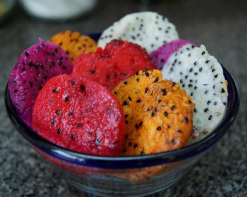 Pitaya có đặc điểm là chỉ bảo quản được trong 2 ngày nên để không bị tồn hàng khi bán thì người nông dân phải thu hoạch Pitaya từ sáng sớm tinh mơ.