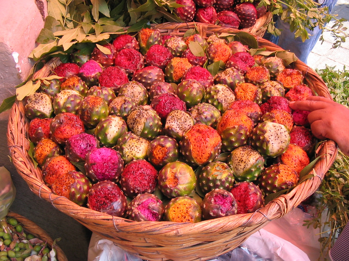 Sau khi hái được quả, người ta phải cẩn thận dùng dao gọt bỏ gai rồi mới đem ra chợ bán.