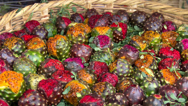 Nhiều người ăn thử cho biết thanh long Pitaya giống như sự kết hợp đầy màu sắc giữa kiwi và dưa hấu, hương vị ngọt dịu hấp dẫn.