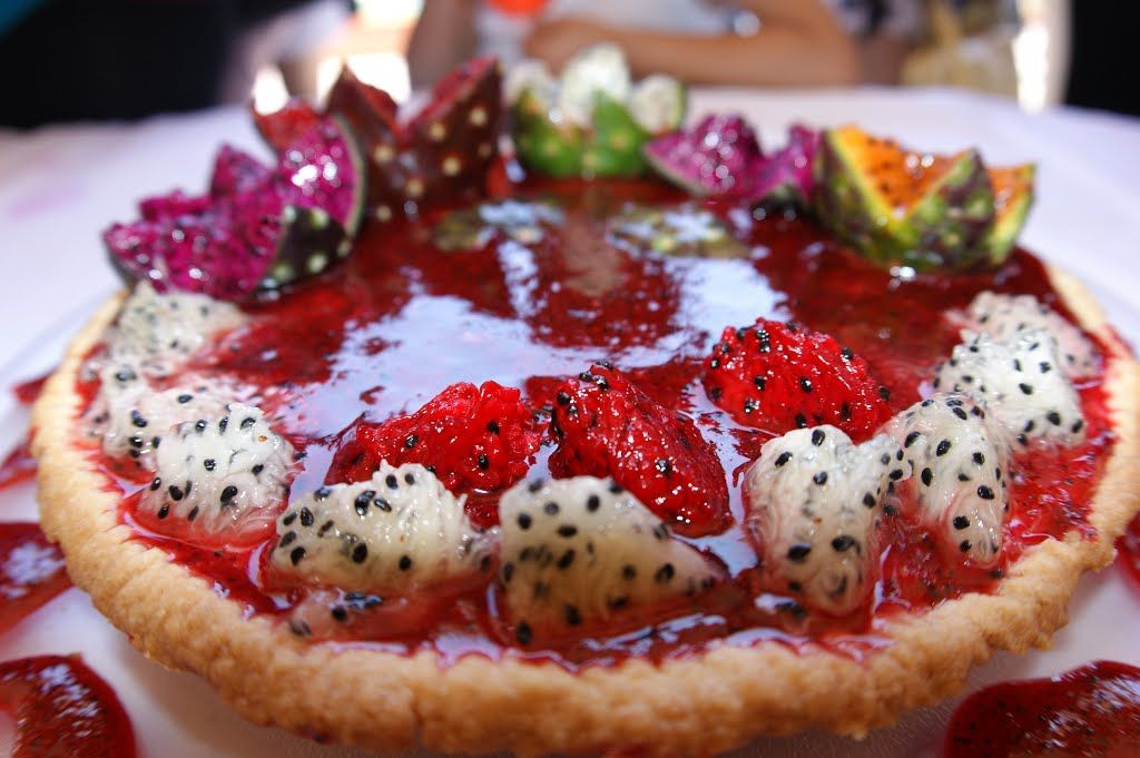 Ngoài cách bóc ăn trực tiếp, Pitaya còn được người Mexico sử dụng như một nguyên liệu trong việc làm các loại bánh truyền thống, bánh phương Tây hoặc thức uống ngon miệng.