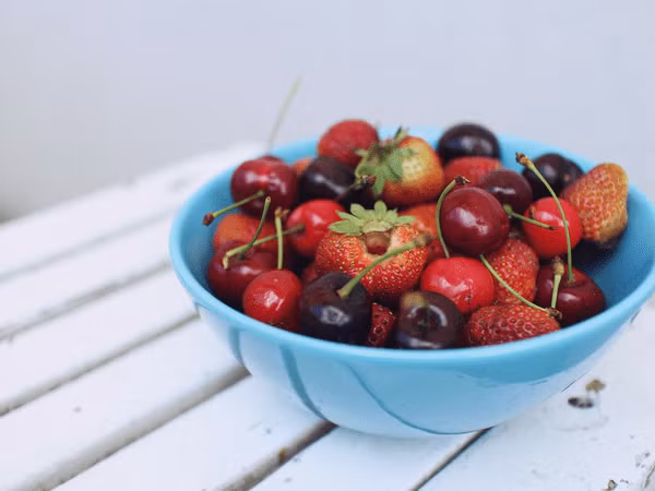 Quả mọng chứa nhiều lợi ích dinh dưỡng có lợi cho cơ thể khi bạn ăn sống. Tuy nhiên, những lợi ích này có thể giảm đáng kể khi bạn nấu chúng. Vì vậy, thay vì nấu, bạn có thể thêm quả mọng vào sữa chua để ăn nhẹ.