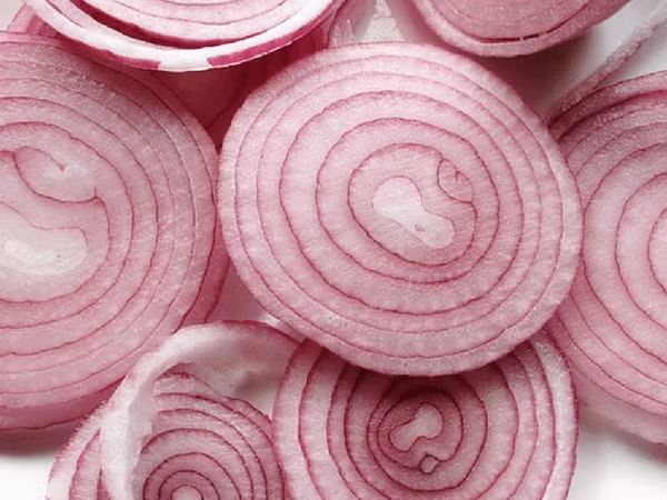 Hành tây chứa các hợp chất chống ung thư và các hợp chất lưu huỳnh. Ăn hành tây sống có thể giúp ngăn ngừa ung thư phổi và ung thư tiền liệt tuyến. Bạn có thể thêm hành tây vào món salad.