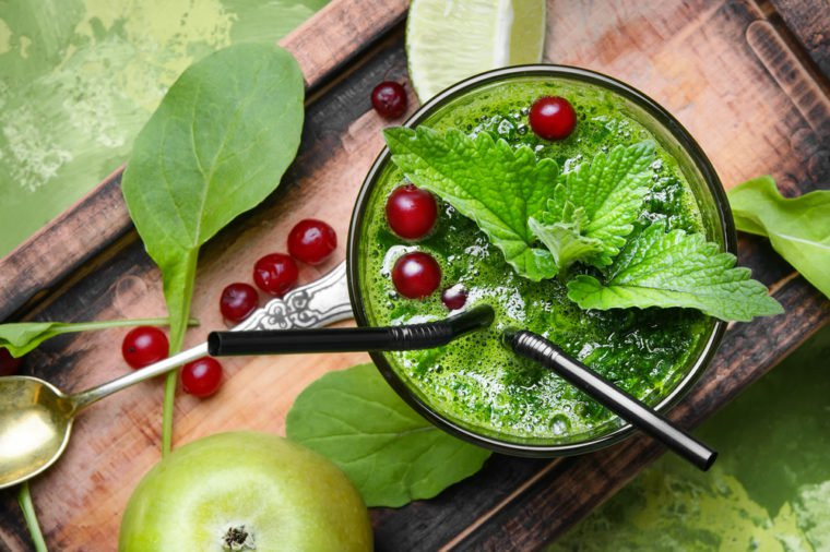 Chỉ detox bằng nước: Kế hoạch detox hoàn toàn bằng chất lỏng là cách đơn giản để giảm cân nhưng cách này có thể gây một số vấn đề như thiếu hụt vitamin và khoáng chất, thay đổi huyết áp và thiếu năng lượng.