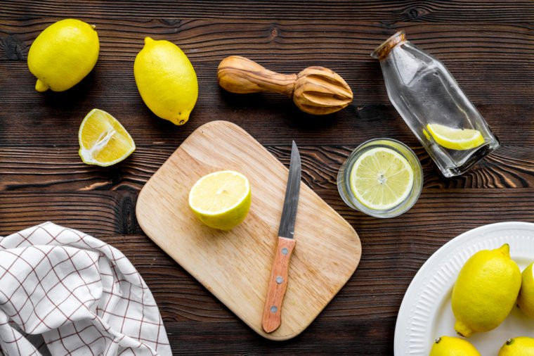 Thêm các gia vị chua cay để thanh lọc: Đừng lạm dụng việc chỉ uống trà hoặc nước chanh cùng với một vài loại đồ uống khác vì chúng có thể kích thích đường ruột khi bạn đói bụng.