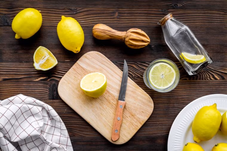 Thêm các gia vị chua cay để thanh lọc: Đừng lạm dụng việc chỉ uống trà hoặc nước chanh cùng với một vài loại đồ uống khác vì chúng có thể kích thích đường ruột khi bạn đói bụng.