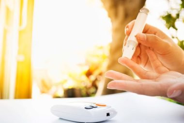 Bệnh nhân bị tiểu đường thường có xu hướng bị đói, cảm giác cồn cào. Nếu bạn cố tình lờ đi cơn đói, lượng đường huyết của bạn có thể bị sụt giảm nghiêm trọng. Vì thế, hãy chuẩn bị cho mình những bữa ăn nhẹ giữa các bữa chính để cơ thể không rơi vào trạng thái đói.