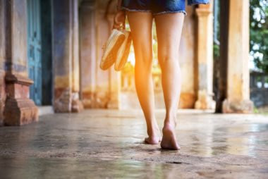 Đi chân đất: Do lưu thông máu bị suy yếu, bệnh nhân mắc tiểu đường phải đặc biệt lưu ý đến đôi chân của mình và tránh phát triển nhiễm trùng chân. Cần luôn đảm bảo rửa chân sạch sẽ và giữ khô, tránh để chân bị tổn thương.