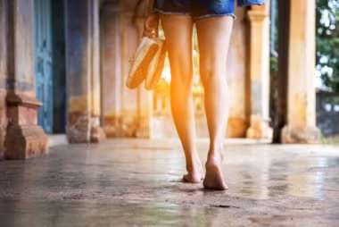 Đi chân đất: Do lưu thông máu bị suy yếu, bệnh nhân mắc tiểu đường phải đặc biệt lưu ý đến đôi chân của mình và tránh phát triển nhiễm trùng chân. Cần luôn đảm bảo rửa chân sạch sẽ và giữ khô, tránh để chân bị tổn thương.