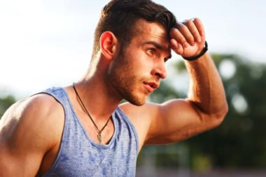 Chăm sóc da: Các chuyên gia cho biết, vì ra mồ hôi quá nhiều trong mùa hè nên bệnh nhân tiểu đường nam có thể phát triển nấm candida quanh háng. Còn phụ nữ dễ bị nhiễm trùng đường tiết niệu. Để phòng bệnh, chúng ta nên tắm hàng ngày để ngăn chặn vi khuẩn, nấm phát triển trên da.