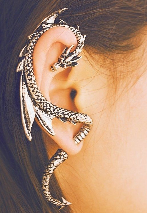 Bông tai hình rồng.