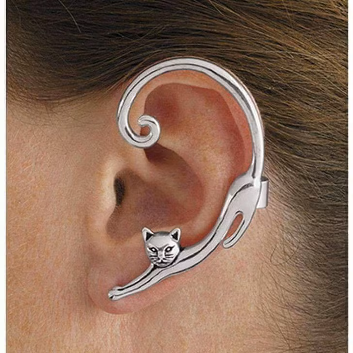 Chiếc bông tai hình báo cho các nàng cá tính.