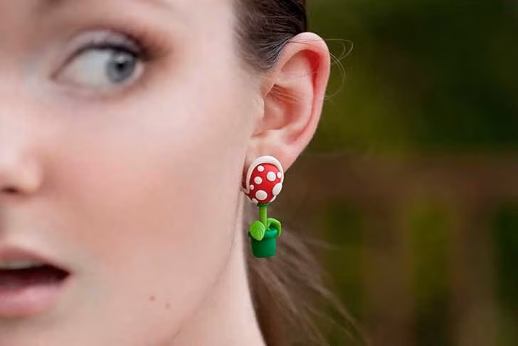 Đôi bông tai hình chậu cây nổi bật.