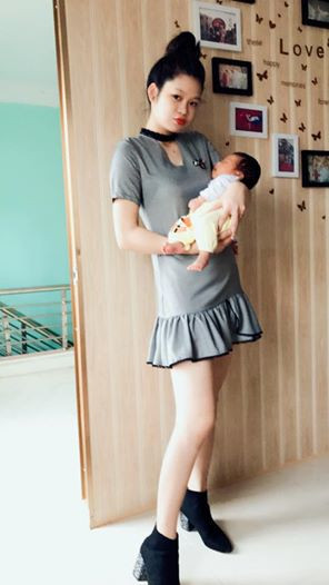 Mẹ chỉ cần để nguyên tư thế sắp đặt ấy cho bé ngủ. Khi tỉnh dậy, em bé sẽ tự đạp chiếc khăn ra. Trong hình là ảnh mẹ Ánh Tít và em bé mới sinh của cô.