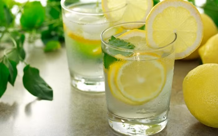 Nước chanh/quất là bài thuốc giải rượu có tác dụng tốt nhất. Chanh tươi một quả, vắt nước cho uống hoặc thái mỏng, ăn cả quả càng tốt.