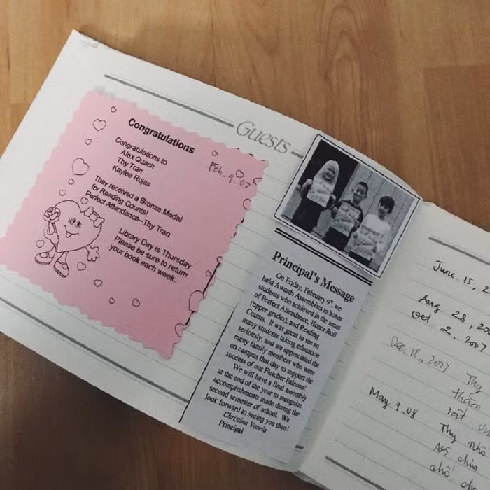 Những dòng chữ trong sổ được cư dân mạng khen ngợi viết rất đẹp.