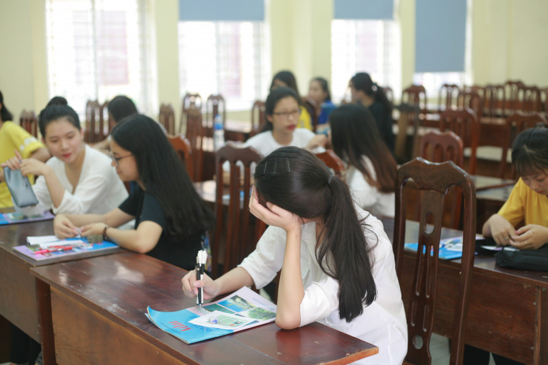 Tỷ lệ chọi đối với thí sinh lên tới 1/17,4 - hồi hộp cộng thêm chút lo lắng là tâm lý chung của nhiều thí sinh có mặt tại đây.